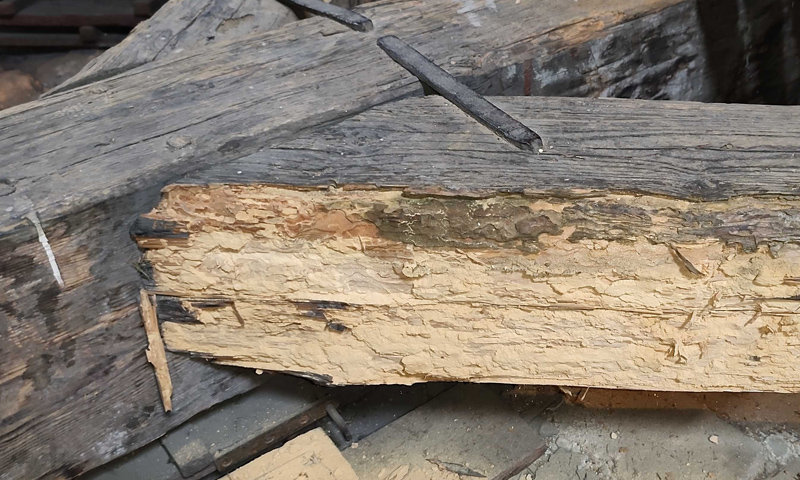 velký trám špatný stav