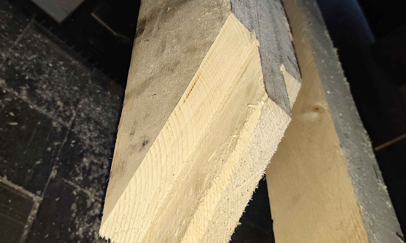 Odborná sanace a tesařské opravy trámu