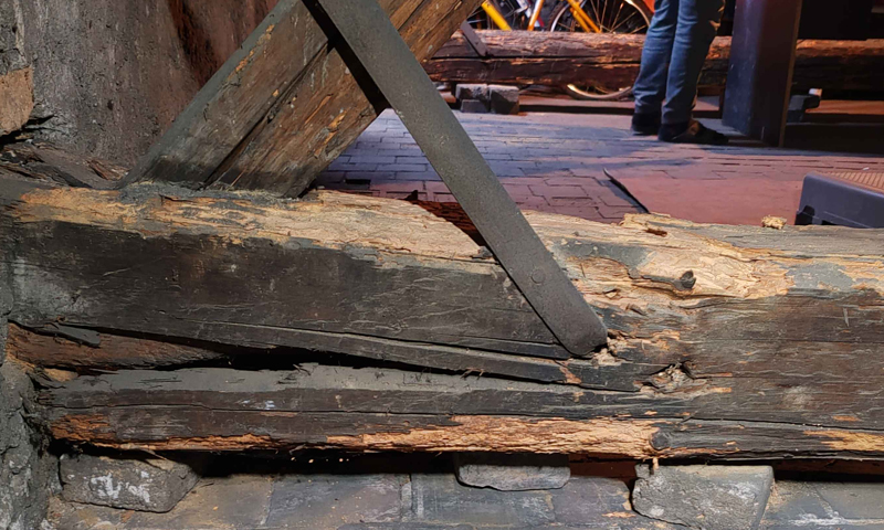 Tesařská oprava poškozeného krovu